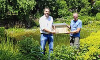 Hier im Bild, Andreas Gisbertz, Bürgermeister der Gemeinde Schwalmtal, bei der Übergabe durch Jürgen Richterich