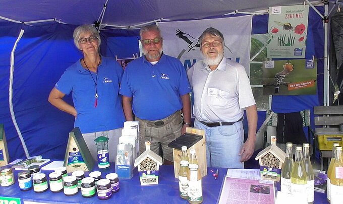 Das Team vom NABU Infostand im Zoo Krefeld. Brigitte und Udo Beine, Dieter Kirsch. Foto: NABU Krefeld/Viersen, Dieter Kirsch