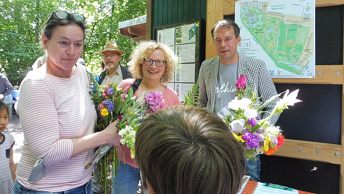 Pia Kambergs, Monika Weber von der Vinhovenschule, Bürgermeister Christian Pakusch