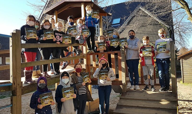 Foto: Klasse 4a der Gemeinschaftsgrundschule „Im Mühlenfeld“ bei der Buchübergabe