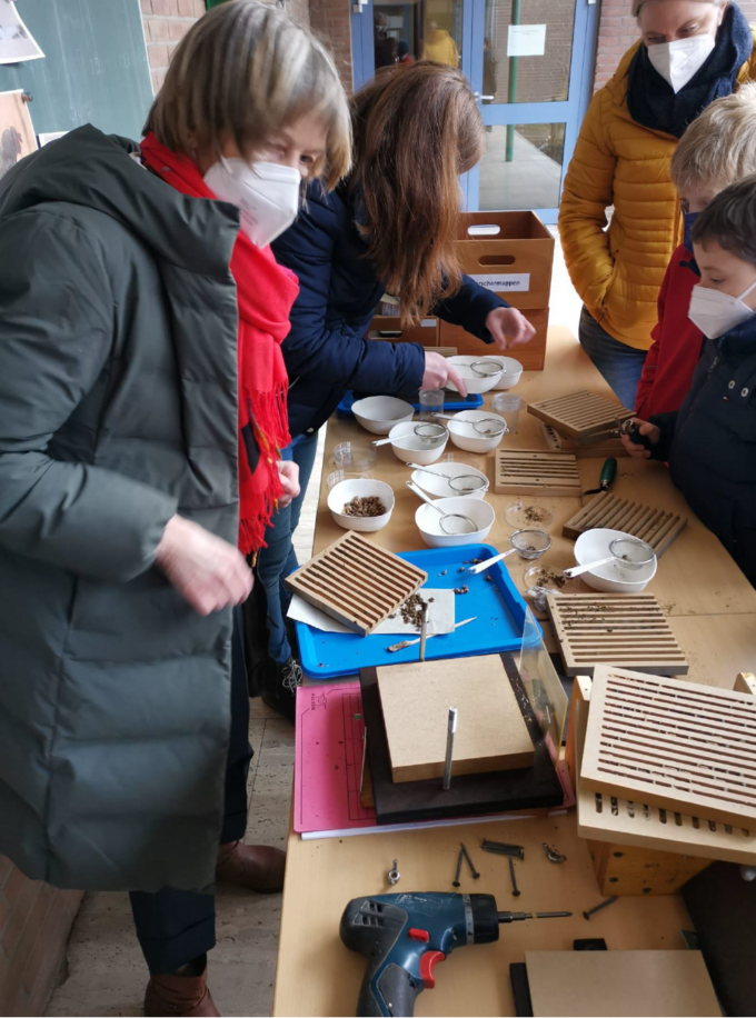 Hämmern, schrauben, forschen und in der Natur neues entdecken ist für die Schüler ein Erlebnis. Foto: Harry Abraham