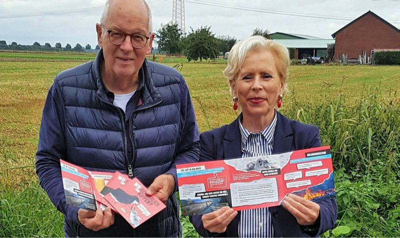 Elita & Benno Grafke präsentieren ihren Leporello zur Kippenkampagne. Foto: Bianca Treffer für RP